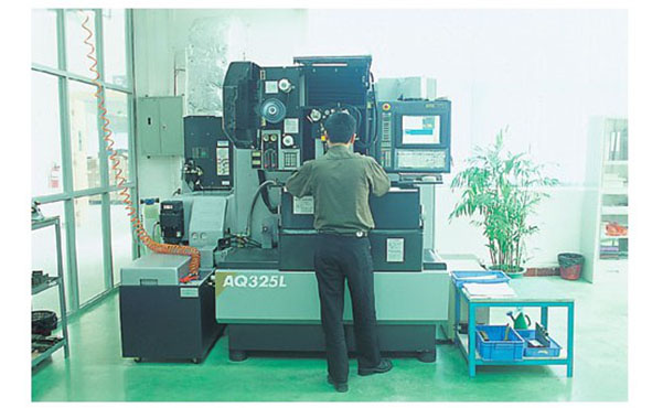 放電加工機(jī) Discharge machine